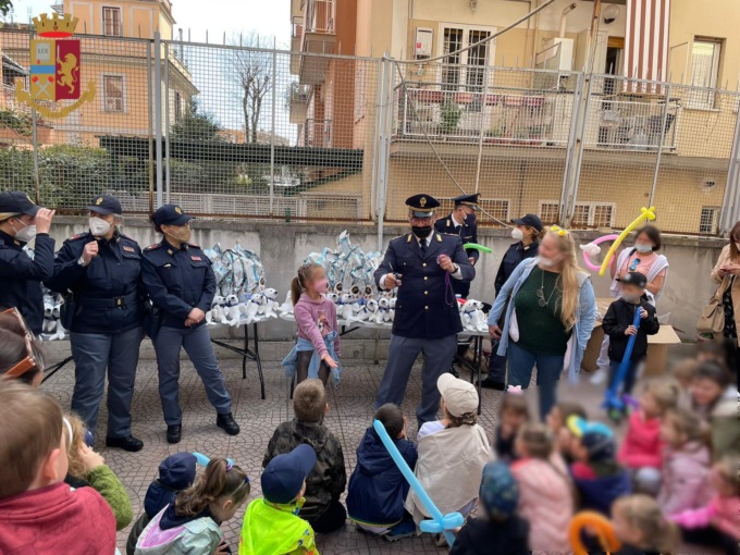 ROMA: LA POLIZIA REGALA UOVA DI PASQUA AI BAMBINI UCRAINI