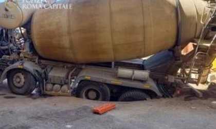 ROMA: CAMION SPROFONDA IN STRADA