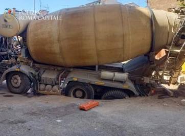 ROMA: CAMION SPROFONDA IN STRADA