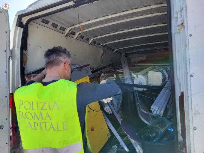 ROMA: ABBANDONO RIFIUTI, DUE DENUNCE