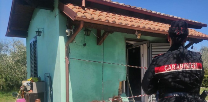 BRACCIANO: ESPLOSIONE IN VILLA, DUE FERITI