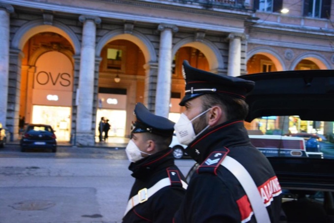 ROMA: RAPINE A PIAZZA VITTORIO, DUE ARRESTI