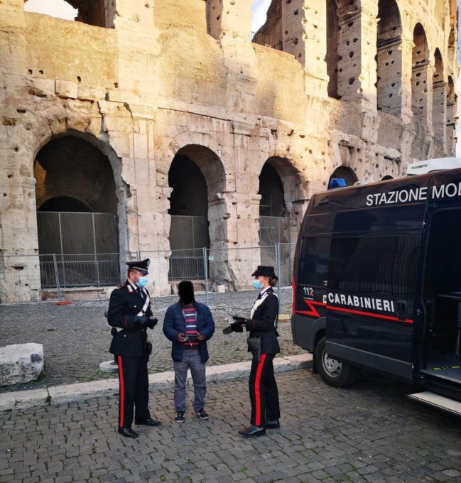 ROMA: ABUSIVISMO COMMERCIALE, BLITZ DEI CARABINIERI NEL CENTRO STORICO