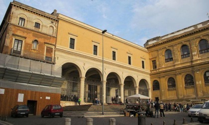 ROMA: AGGREDITO E PESTATO DAVANTI LA CHIESA