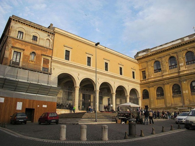 ROMA: AGGREDITO E PESTATO DAVANTI LA CHIESA