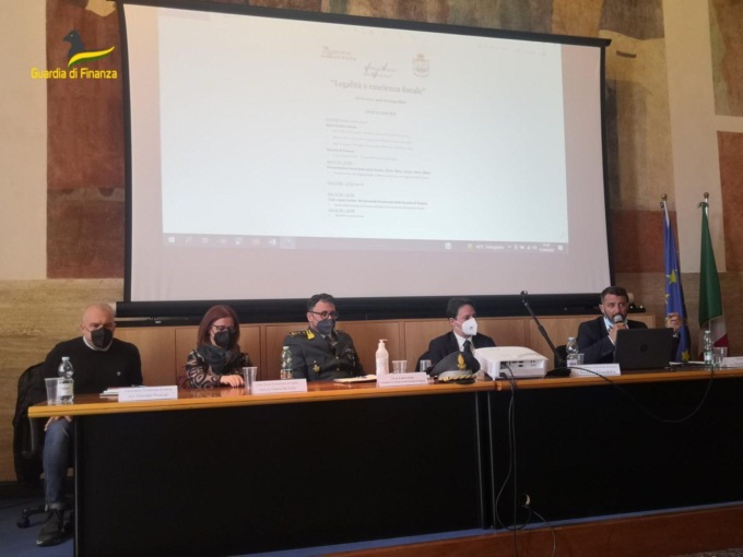 LATINA: GLI STUDENTI INCONTRANO LA GUARDIA DI FINANZA