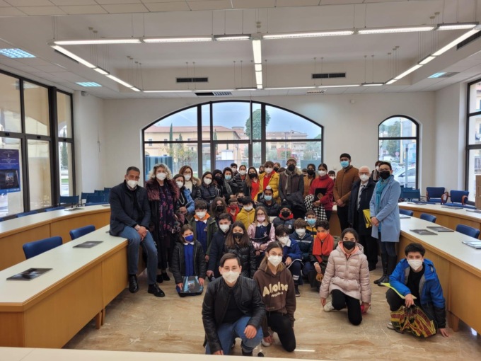 FONDI: L’ASSOCIAZIONE “IMAGINE” DONE LIBRI SIKH AGLI STUDENTI