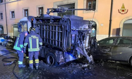 ROMA: INCENDIO DISTRUGGE UN MEZZO AMA E DANNEGGIA DUE AUTO