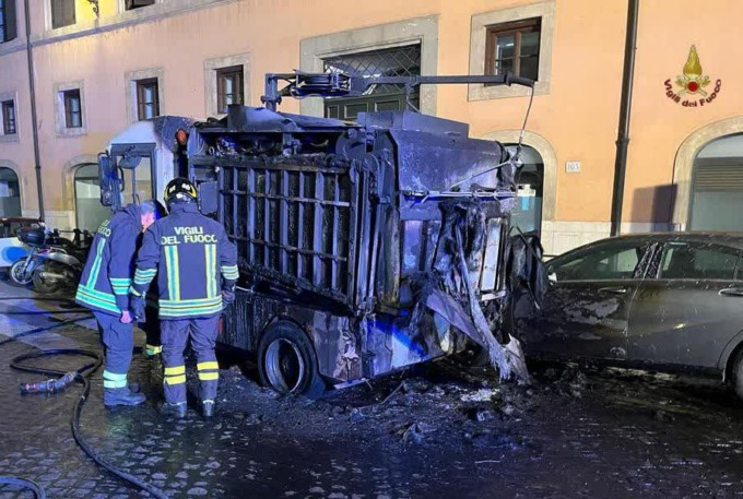 ROMA: INCENDIO DISTRUGGE UN MEZZO AMA E DANNEGGIA DUE AUTO