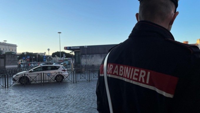 ROMA: MINACCIA I CARABINIERI CON IL COLTELLO, ARRESTATO