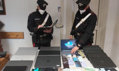 ROMA: TROVATO CON 29 SMARTPHONE E 14 PC IN UNA CAMERA DI ALBERGO