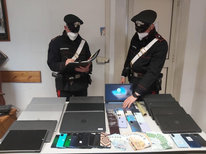 ROMA: TROVATO CON 29 SMARTPHONE E 14 PC IN UNA CAMERA DI ALBERGO