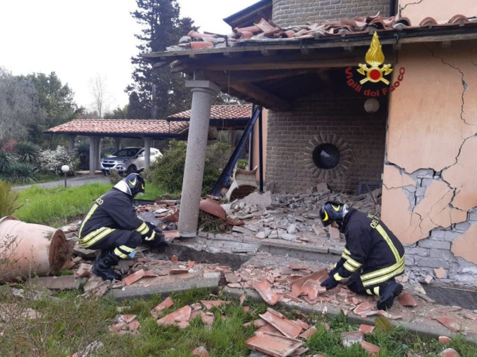 BRACCIANO: ESPLOSIONE PER FUGA DI GAS IN VILLA, ANZIANA ILLESA