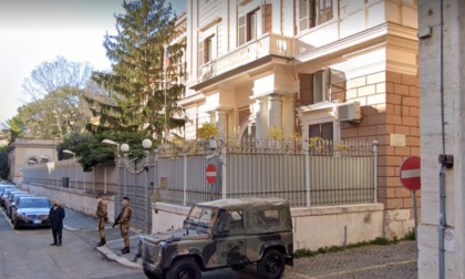 ROMA: VERNICE ROSSA CONTRO L’AMBASCIATA RUSSA