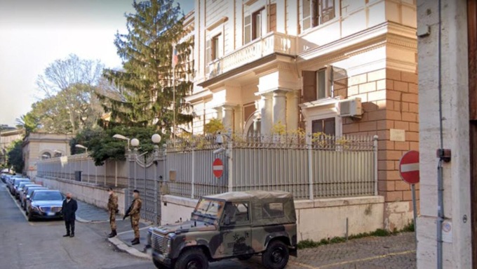 ROMA: VERNICE ROSSA CONTRO L’AMBASCIATA RUSSA