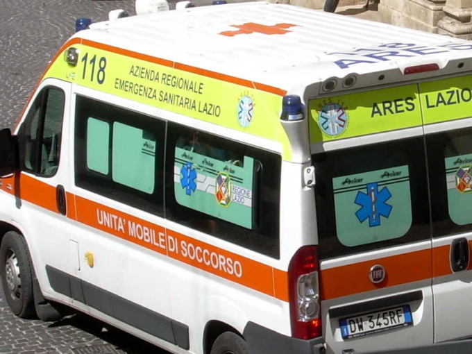 Incidente stradale, motociclista ferito dopo lo scontro con un’auto