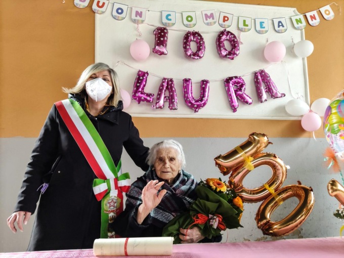 CISTERNA: NONNA LAURA SPEGNE 100 CANDELINE