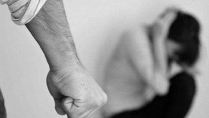 ROMA: PICCHIA LA MOGLIE PER ANNI FINO AD UCCIDERLA