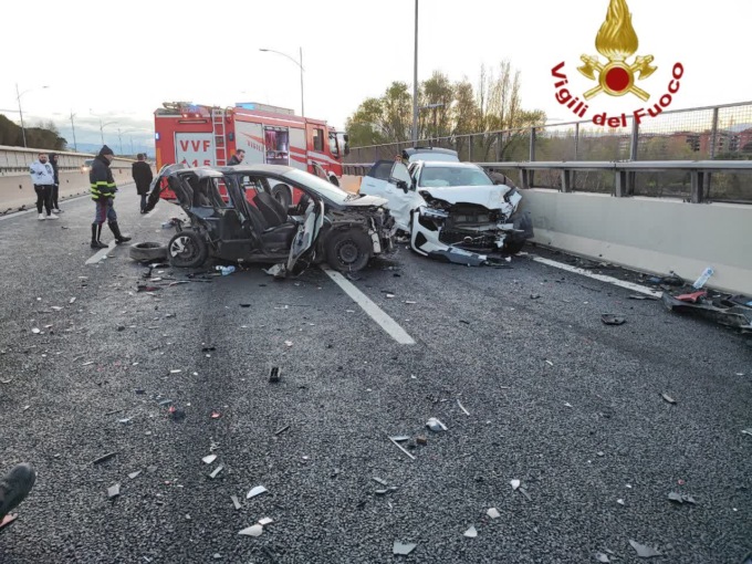 ROMA: TAMPONAMENTO A CATENA, 13 FERITI DI CUI 3 IN CODICE ROSSO
