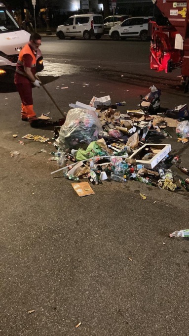 ROMA: OPERATORI E MEZZI AMA IN AZIONE DOPO I FESTEGGIAMENTI DEI TIFOSI