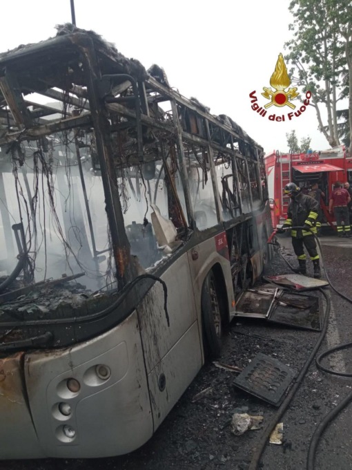 ROMA: ANCORA UN BUS IN FIAMME