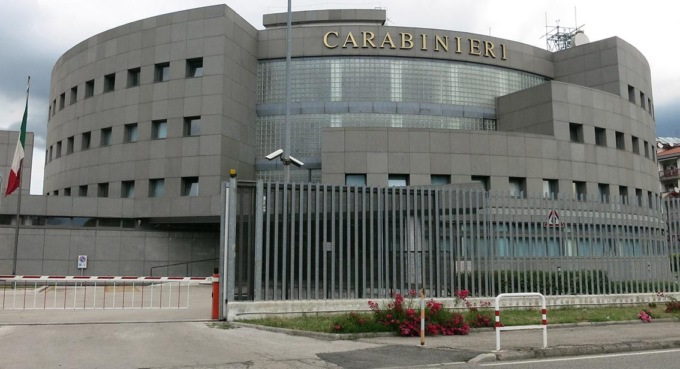 RIETI: GETTAVA PANNOLONI SUL BALCONE DEI VICINI, DENUNCIATO