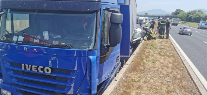 CASSINO: AUTO TRAVOLTA DA UN TIR, CONDUCENTE MIRACOLATO