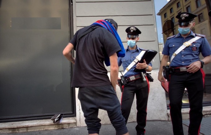 ROMA: FURTI E RAPINE, 5 ARRESTI