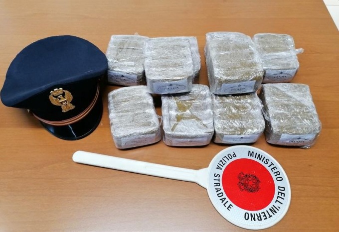 FROSINONE: CINQUE CHILI DI DROGA IN AUTO, ARRESTATO