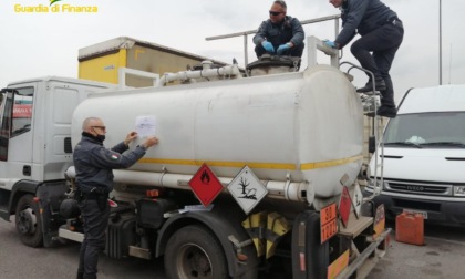 ROMA: AUTOCISTERNA DI GASOLIO SEQUESTRATA DALLA FINANZA