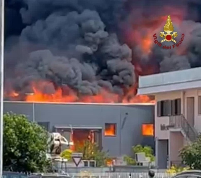 MONTEROTONDO: INCENDIO IN UNA FABBRICA DI VERNICI