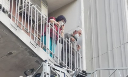 ROMA: PALAZZINA IN FIAMME, EVACUATE 50 PERSONE. 5 INTOSSICATI TRASPORTATI IN OSPEDALE