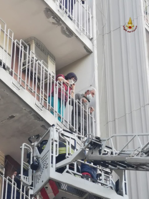 ROMA: PALAZZINA IN FIAMME, EVACUATE 50 PERSONE. 5 INTOSSICATI TRASPORTATI IN OSPEDALE