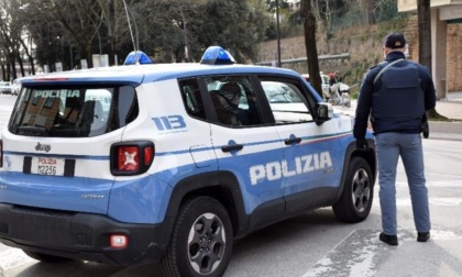 ROMA: PICCHIA E RUBA IL TELEFONO AD UN COMMERCIANTE, ARRESTATO