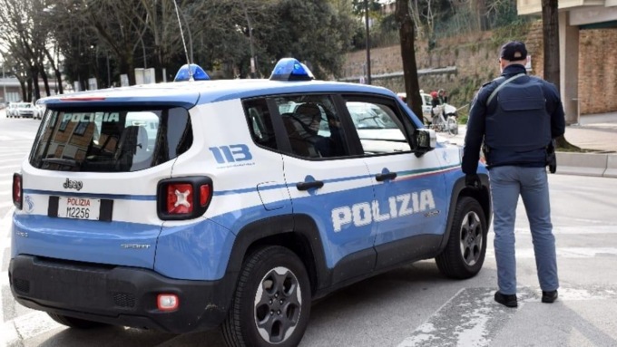 ROMA: PICCHIA E RUBA IL TELEFONO AD UN COMMERCIANTE, ARRESTATO