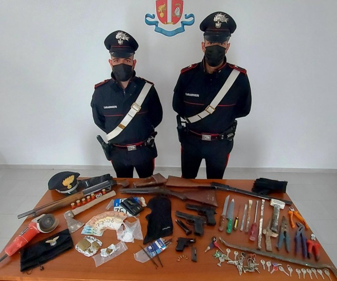 ROMA: RICETTAZIONE E ARMI CLANDESTINE, 5 PERSONE FINITE IN MANETTE