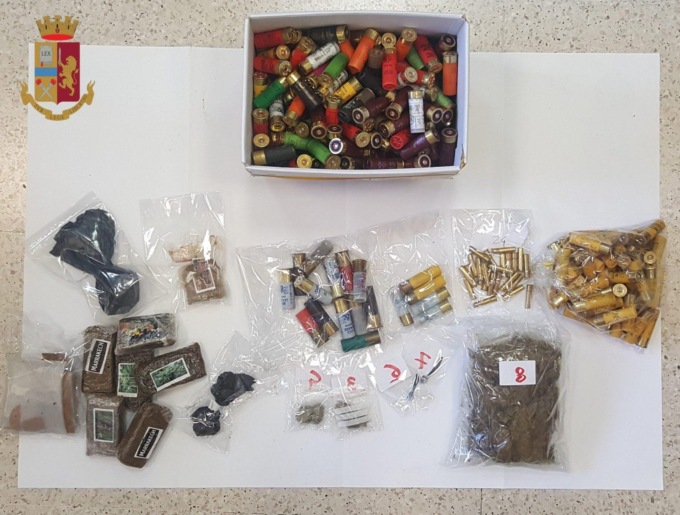 LATINA: DROGA E ARMI IN CASA, ARRESTATO