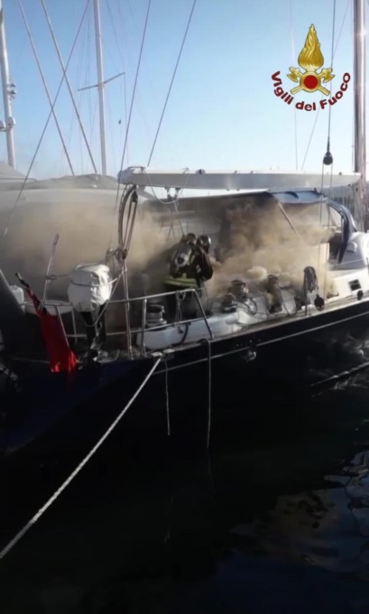 CIVITAVECCHIA: INCENDIO SU BARCA A VELA, NESSUN FERITO