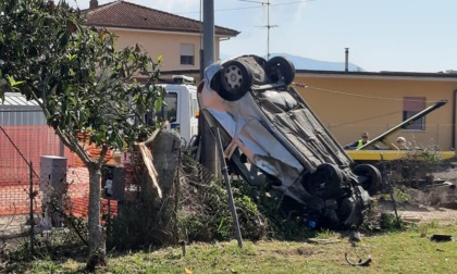 CHIESUOLA, SI RIBALTA CON L’AUTO E FINISCE IN UN GIARDINO