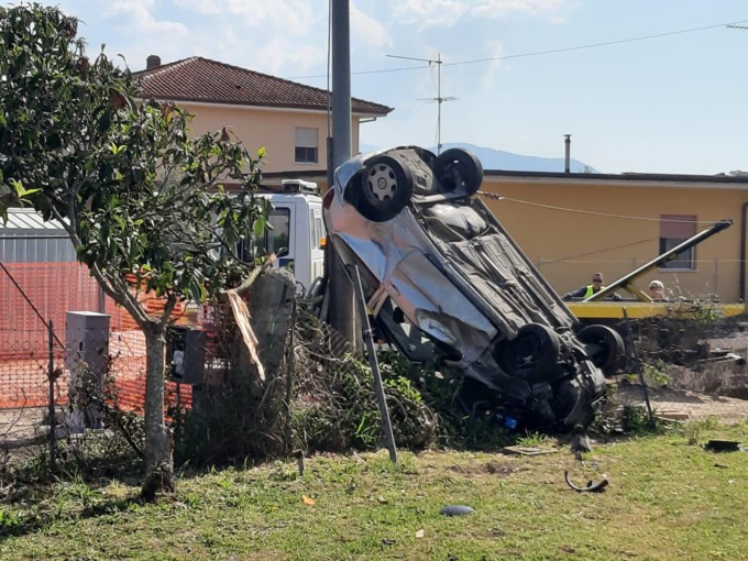 CHIESUOLA, SI RIBALTA CON L’AUTO E FINISCE IN UN GIARDINO