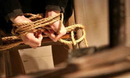 ROMA: CANTIERE EDILE, CUSTODE LEGATO ED IMBAVAGLIATO DA BANDA DI LADRI