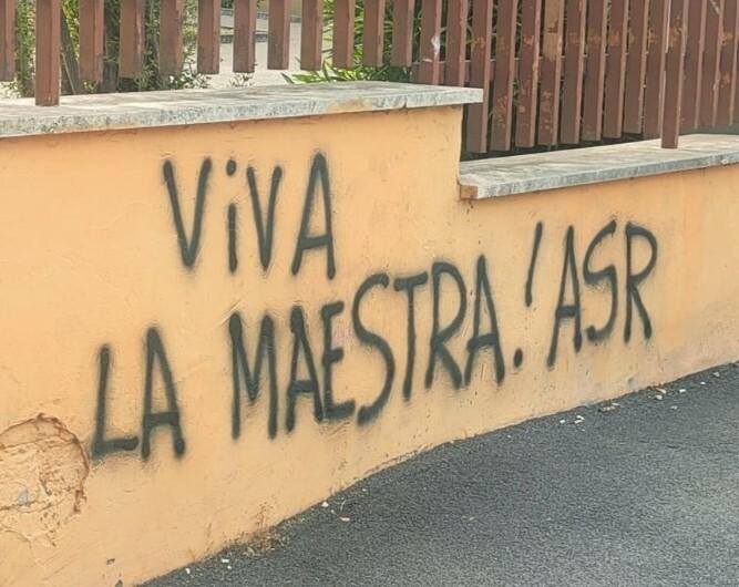 ROMA: INNO DELLA ROMA IN CLASSE, COMPAIONO SCRITTE SUI MURI DELLA SCUOLA