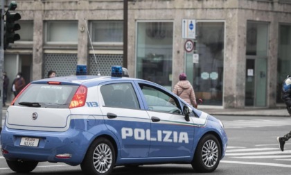 ROMA: TENTA DI STRANGOLARE LA COMPAGNA, ARRESTATO