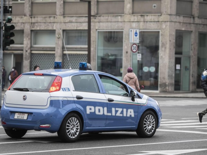 ROMA: TENTA DI STRANGOLARE LA COMPAGNA, ARRESTATO