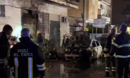 ROMA: INCENDIO DISTRUGGE AUTO E SCOOTER A PRIMAVALLE