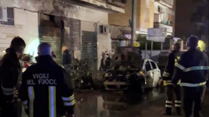 ROMA: INCENDIO DISTRUGGE AUTO E SCOOTER A PRIMAVALLE