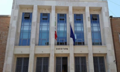 LATINA: LA CHIUDE IN CASA E TENTA DI SOFFOCARLA, FERMATO