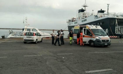 GAETA: IMBARCAZIONE A FUOCO, SALVATI