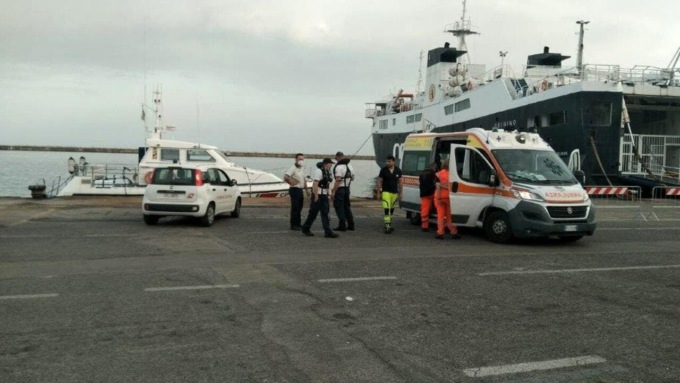 GAETA: IMBARCAZIONE A FUOCO, SALVATI