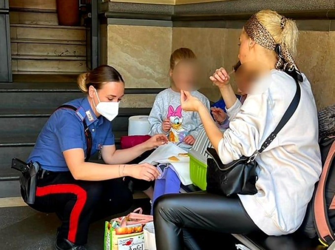 ROMA: MADRE E FIGLIE UCRAINE SOCCORSE DAI CARABINIERI